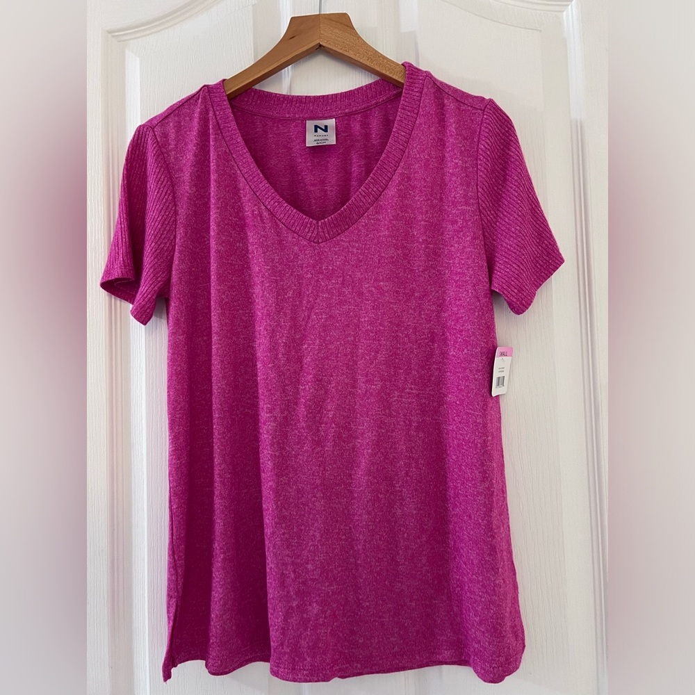 NWT Natori short sleeved pull over top. Small neck with ribbed sleeves. Small